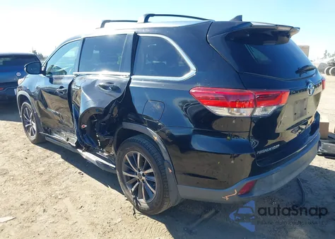 2019 Toyota Highlander Xle z USA, uszkodzony, nr VIN 5TDKZRFH7KS307617